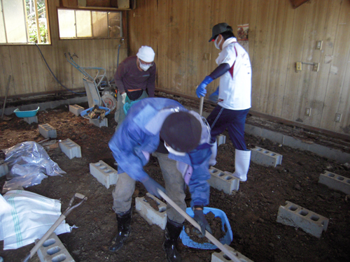 泥の掻き出し作業