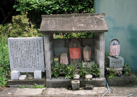 ツヅラト峠の見どころ　加田石仏道標（かたせきぶつどうひょう）