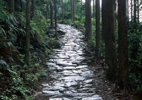 馬越峠の見どころ いにしえを今に残す石畳